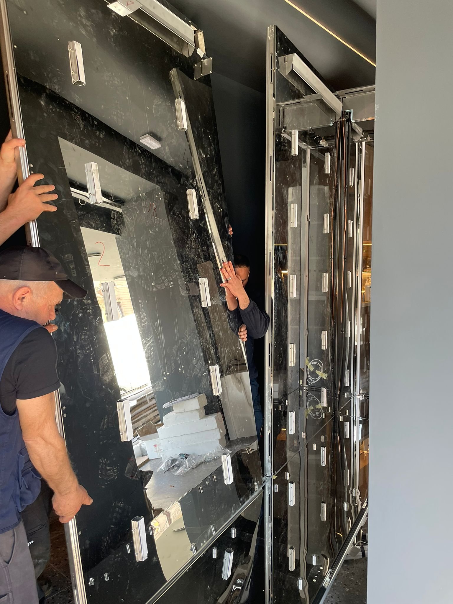 Montaggio della struttura posteriore vetrina vino