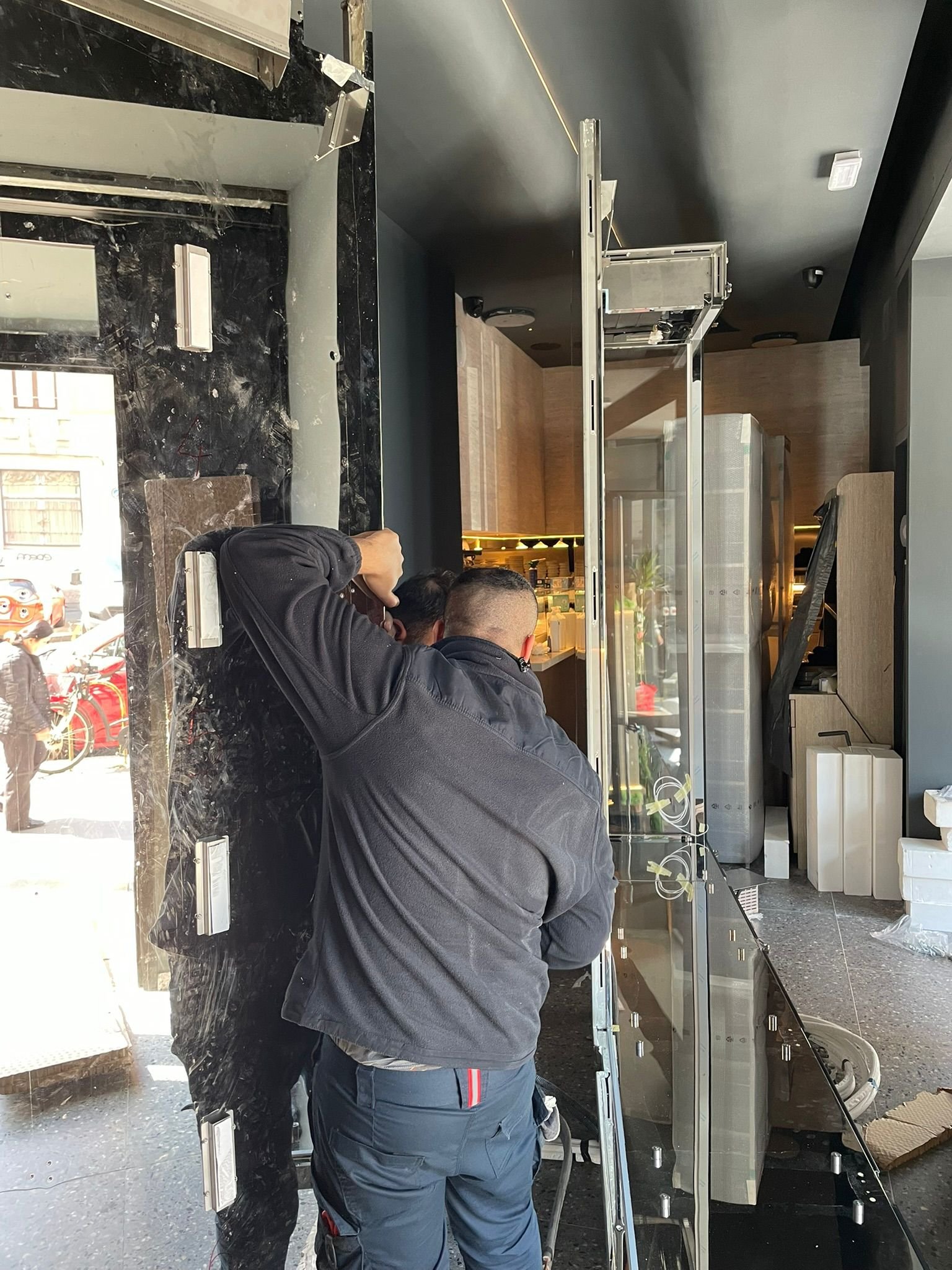 Installazione delle pareti laterali della vetrina vino