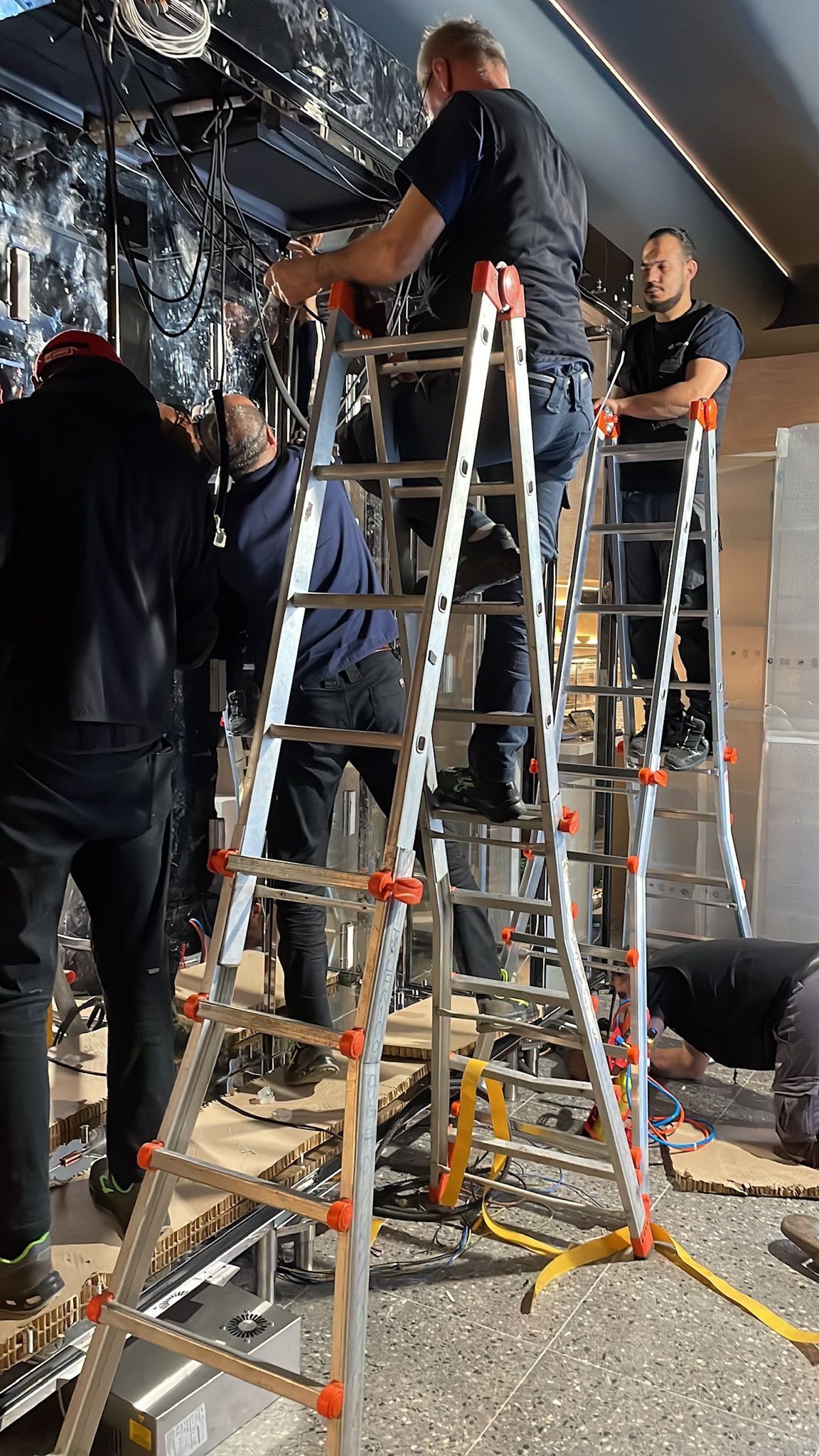 Posa del tetto della vetrina vino refrigerata