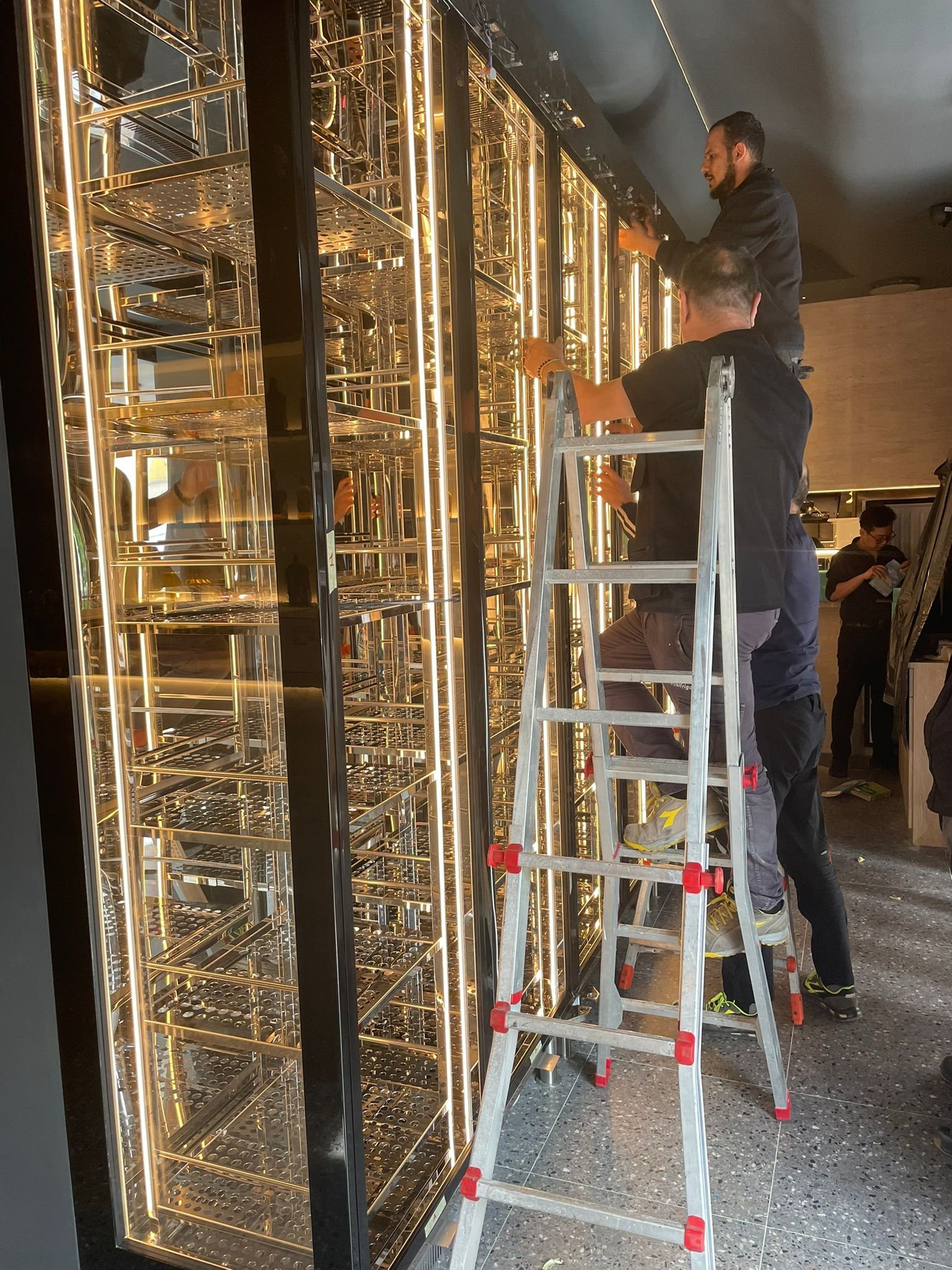 Finiture e dettagli premium della vetrina vino custom