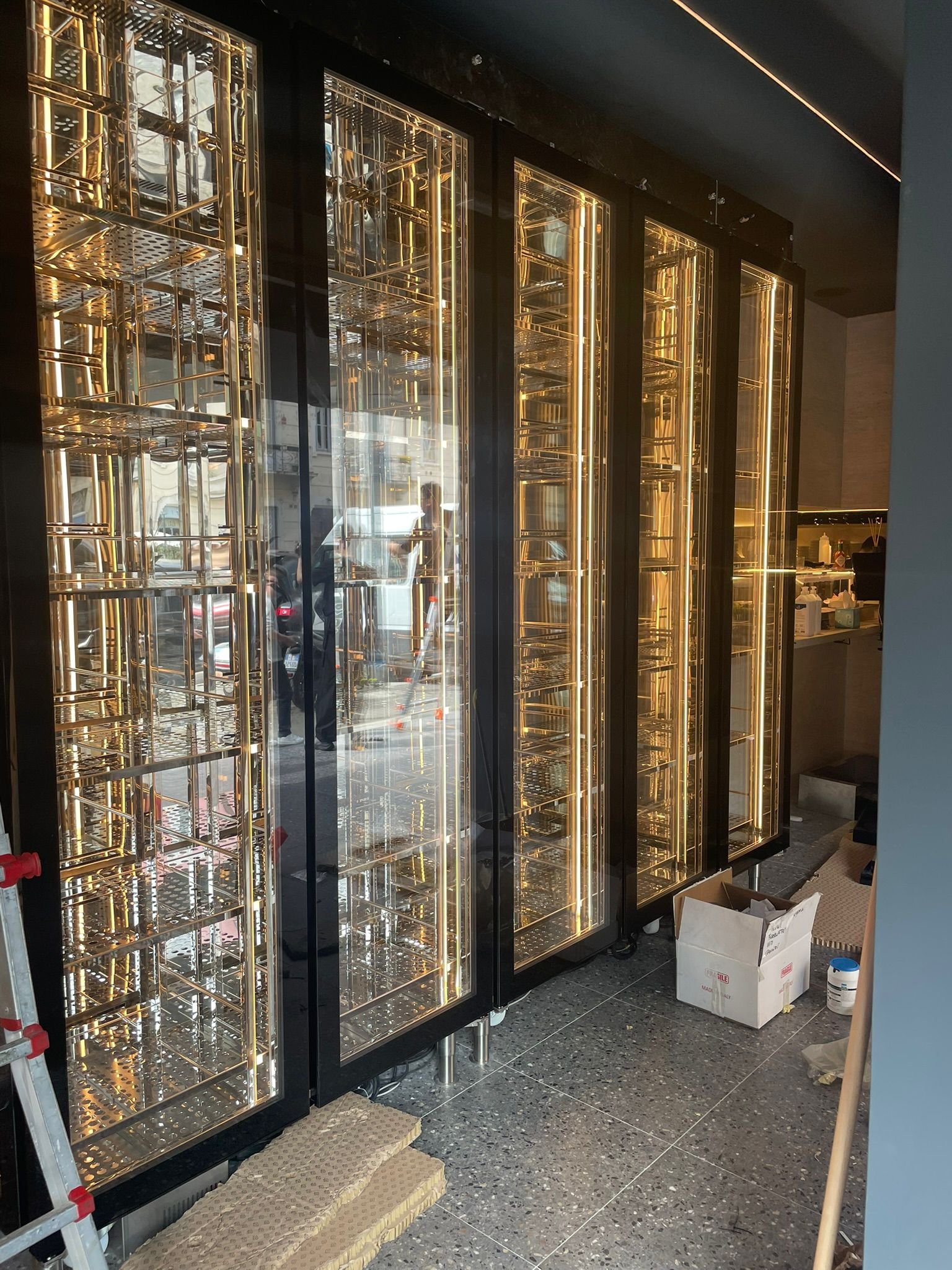 Vetrina vino completata pronta per la consegna