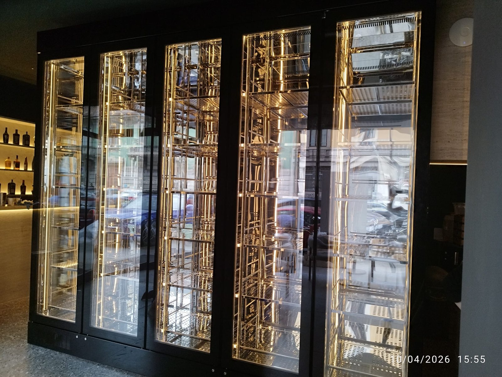Vetrina vino custom Italfrigo in funzione nel ristorante giapponese di Via Adige 8 Milano