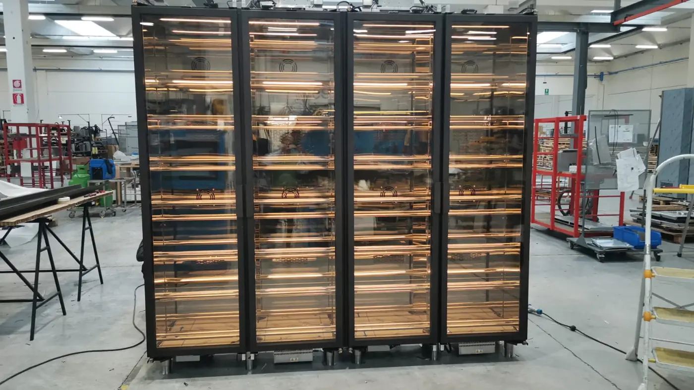 Armadi refrigerati per vino in fila prima della consegna