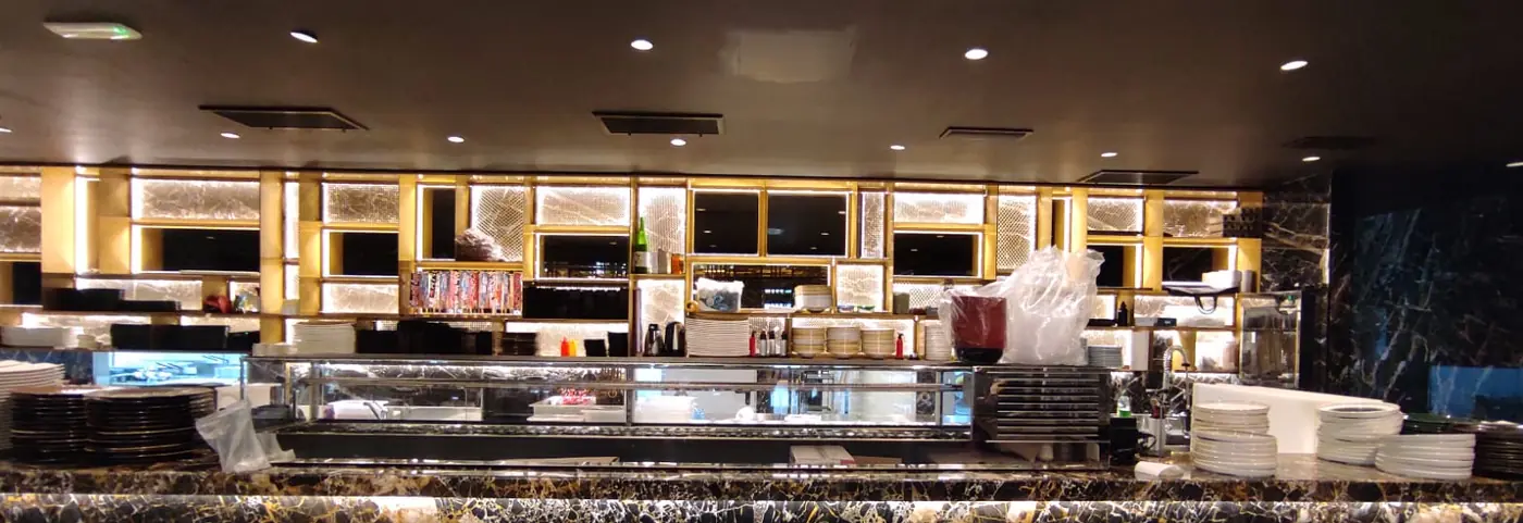 Bancone bar con moduli refrigerati sotto il piano in pietra