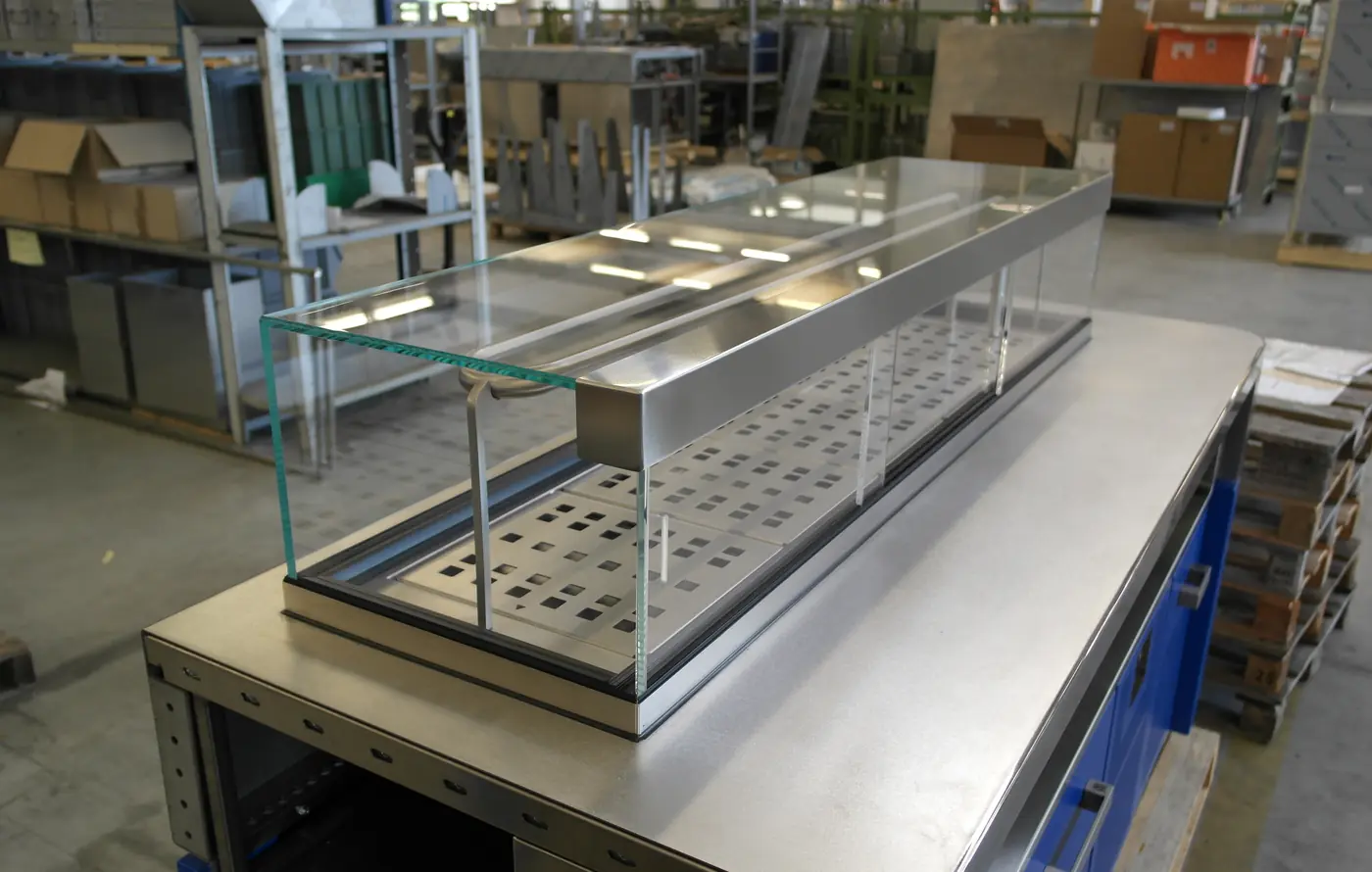 Banco refrigerato con vetrina, ancora in officina