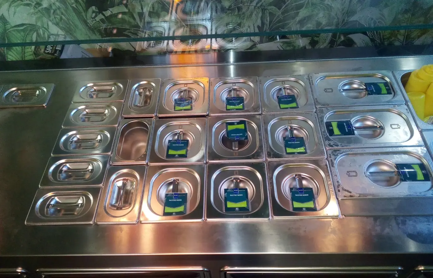 Piano a vaschette di un banco refrigerato per poke