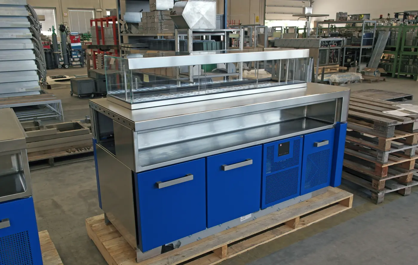 Banco refrigerato con gruppo frigorifero incorporato nel modulo centrale