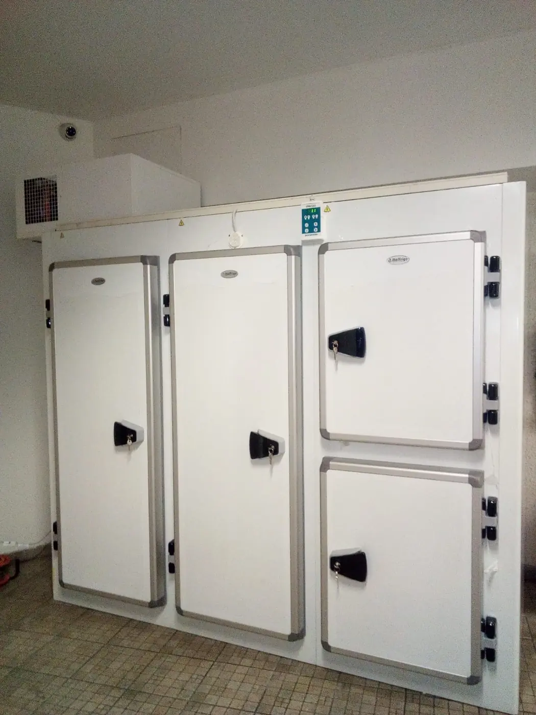 Batteria di quattro celle frigorifere con porte bianche